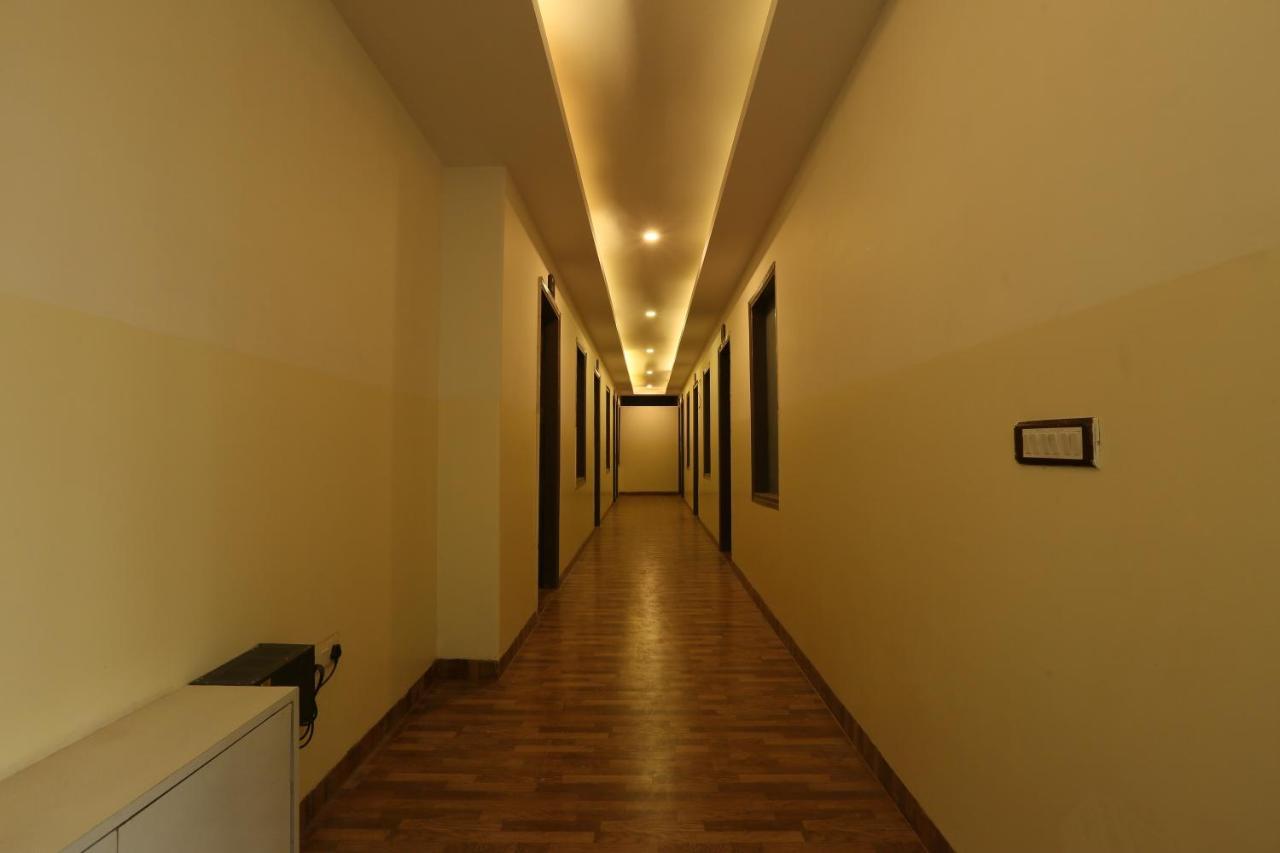 Hotel Airport City Нью-Дели Экстерьер фото
