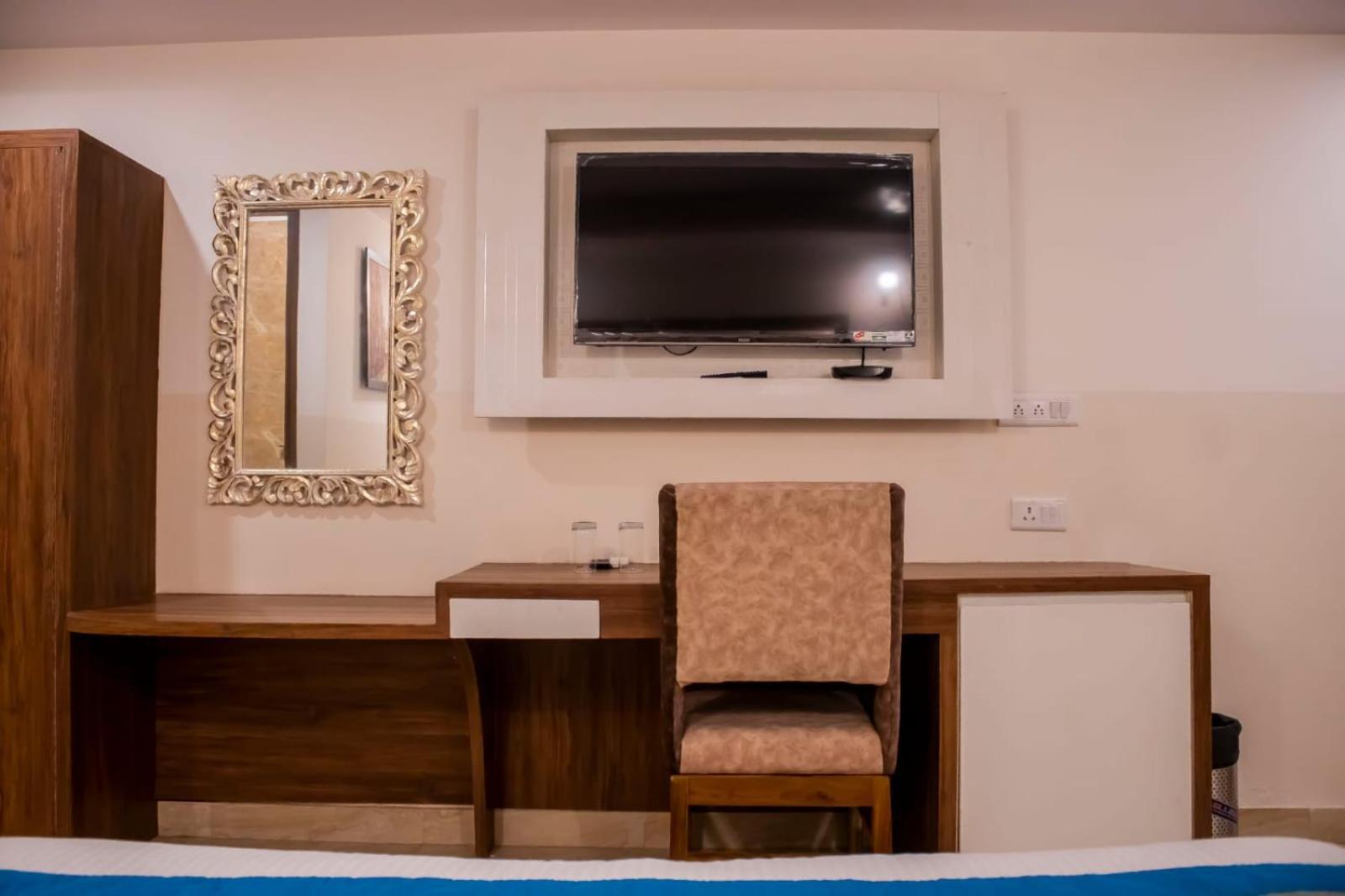 Hotel Airport City Нью-Дели Экстерьер фото