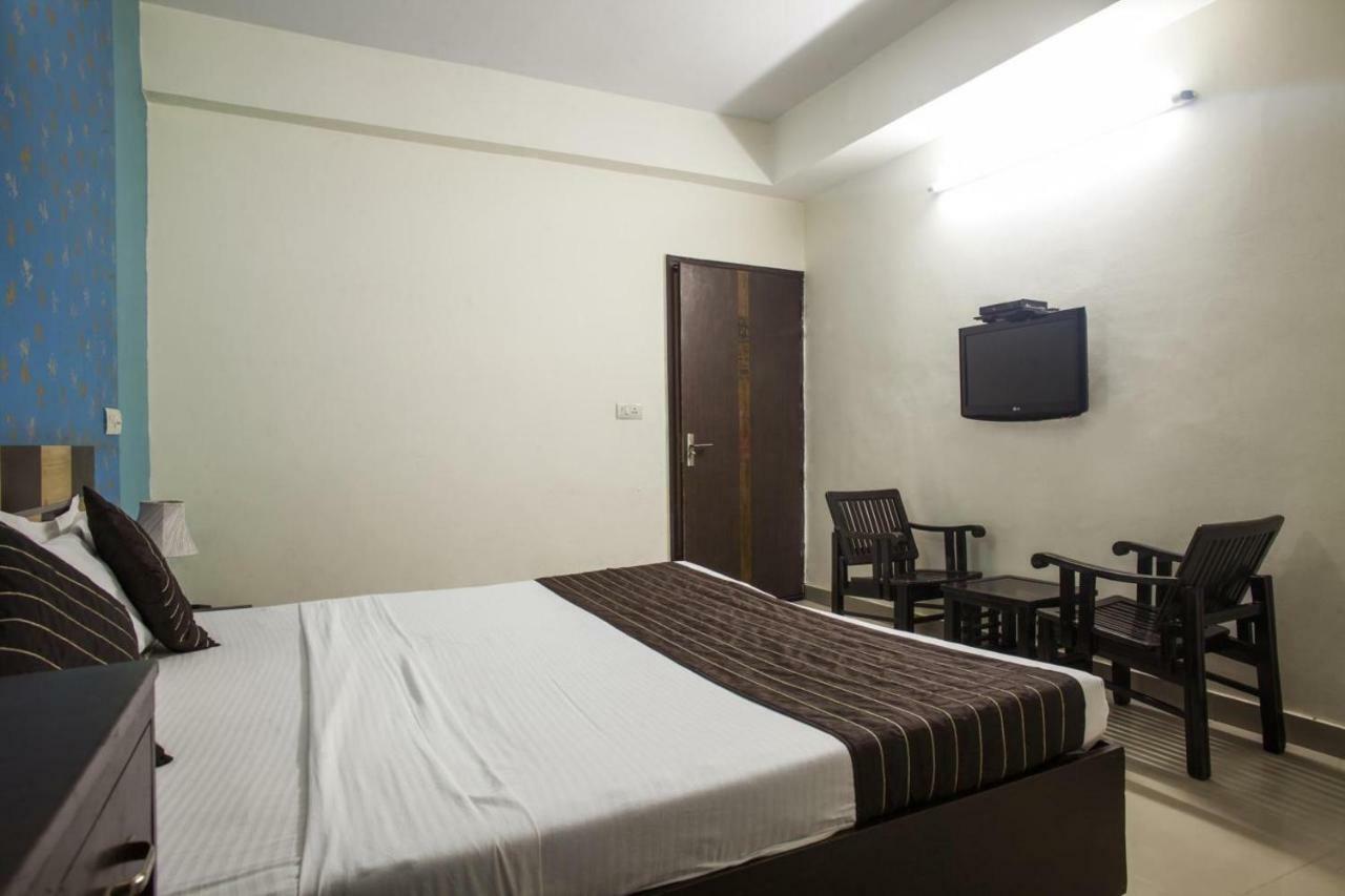 Hotel Airport City Нью-Дели Экстерьер фото